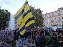 Фенове на Ботев запяха "Искаме си Колежа" пред Общината
