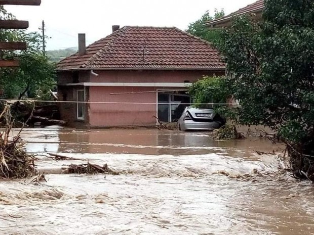 Все повече хора установяват че домовете им наводнени от пороя