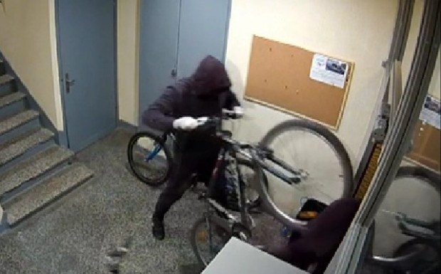 Камери за видеонаблюдение са записали нагла кражба на велосипеди в