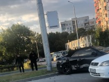 "Ауди" се удари в стълб в Пловдив