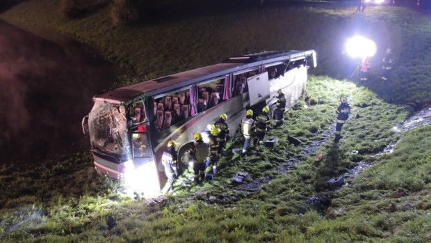 24 души са ранени при преобръщане на автобус в Австрия