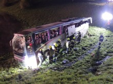 24 души са ранени при преобръщане на автобус в Австрия