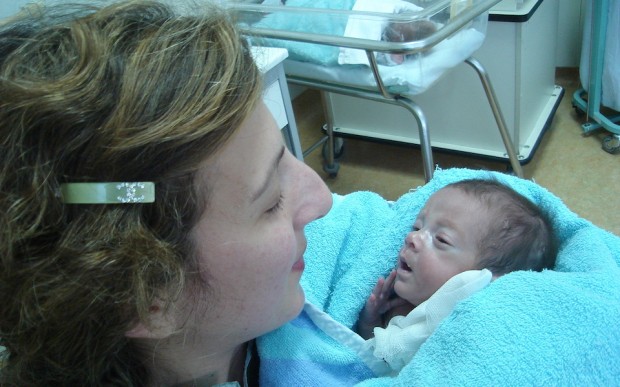 В Гърция удължават срока на отпуска по майчинство