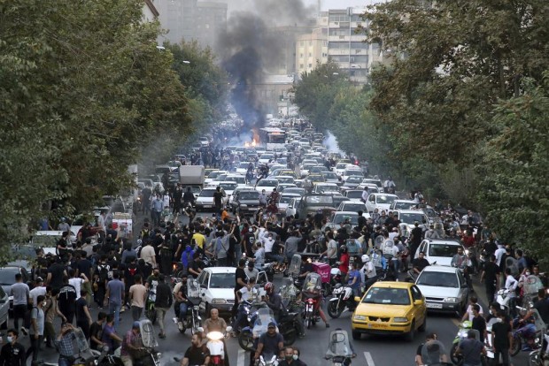 Ирански контрапротестиращи се събраха днес в цялата страна в знак