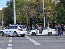Не им стигат седалките! Изкараха мигрант от багажник на автомобил в Бургас