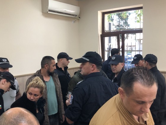 Петима, задържани в Пловдив за трафик на мигранти, остават в ареста