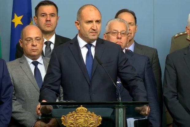 Президентът Радев: Референдуми в зони, където до урните падат снаряди, са правен абсурд, България няма да ги признае