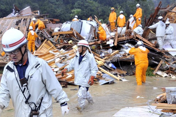 Двама души загинаха при преминаването на тайфуна Талас в Япония