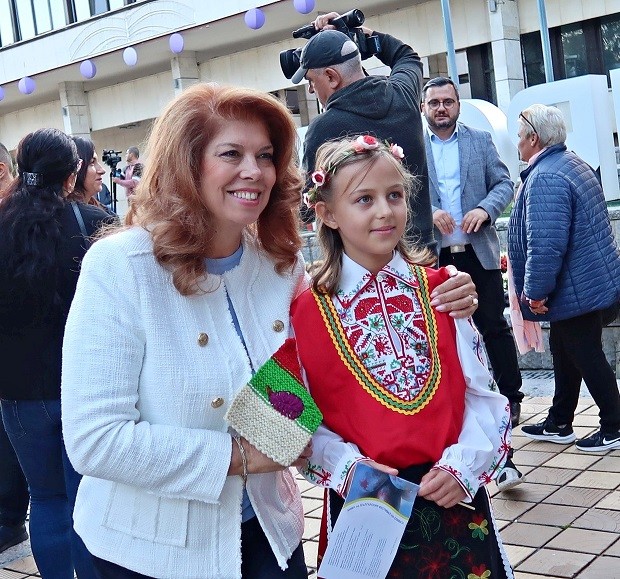 Вицепрезидентът Йотова в Троян: Само заедно с памет за миналото и поглед към бъдещето ще преодолеем кризите