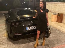 Мария се снима до черно "Ферари", външният й вид притеснителен