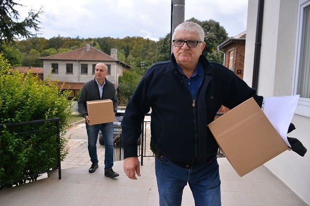 Петър Кънев с дарение от 50 книги при посещение на листата на БСП в Ново Паничарево и Приморско