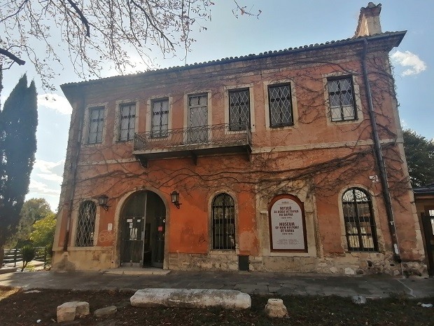 По настояване на Музея за нова история във Варна: Премахнаха две пейки, превърнали се в дом на клошари и наркомани