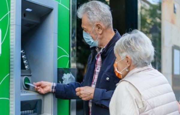 Най високи пенсии у нас получават възрастните хора в София – средно по
