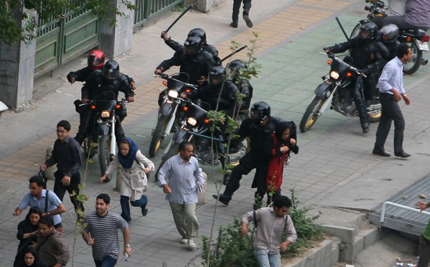Иранският президент Ебрахим Раиси обеща да засили репресиите срещу протестиращите