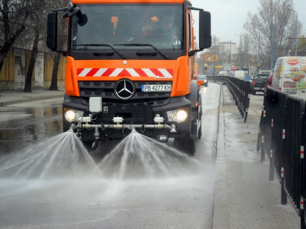 </TD
>Машинното метене и миене на дюзи на улиците в Пловдив