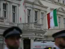 Петима полицейски служители са "сериозно ранени" в безредиците пред иранското посолство в Лондон
