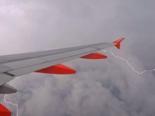 Мълния удари самолет по време на полет за Милано