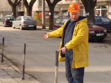 Строители възстановиха анти-паркинг колчета по ул. "Данаил Николаев"
