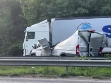 Човешка грешка е основната версия за катастрофата между тир и микробус, при която загина жена тази сутрин