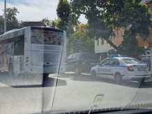Автобус на градския транспорт катастрофира, има пострадала жена