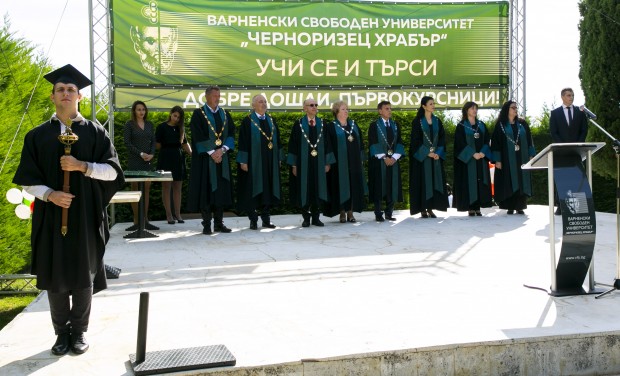 Бивши и настоящи студенти отВСУ Черноризец Храбър виж ощеНамерете бивши съученици
