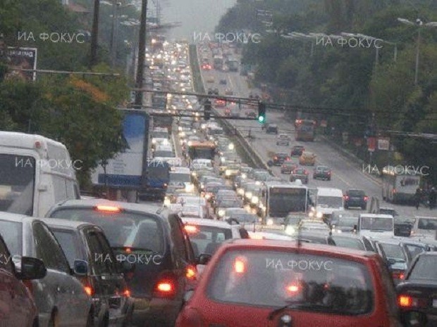 Интензивен е трафикът в София, дъждът влоши положението