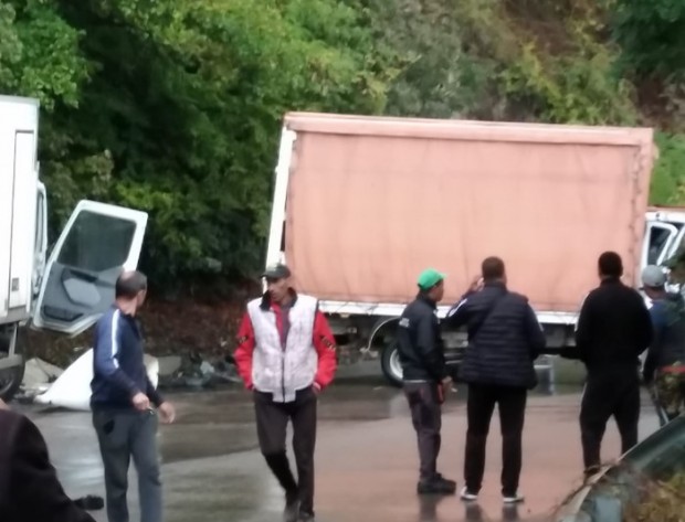 Снимки на сблъсък между два камиона на пътя Самоков - София