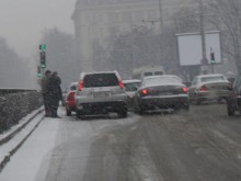 Снегът продължава да трупа, шофьорите не се съобразяват и страдат