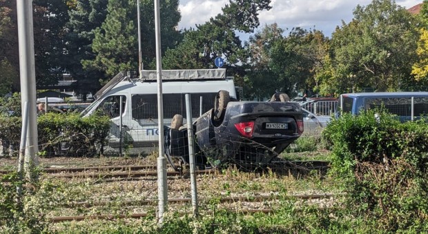 Полицейски автомобил, с дете в него, се преобърна по таван в София