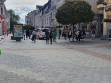 Микробус тръгна между пешеходците по Главната!
