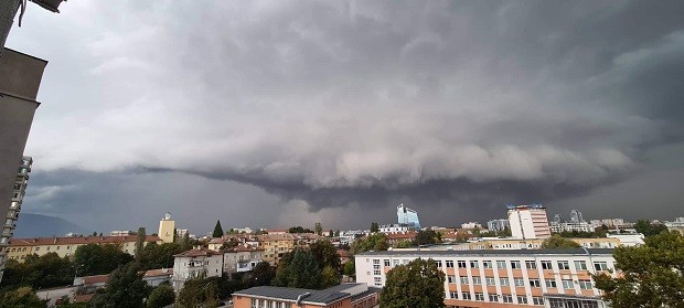 Проливен дъжд и градушка се изсипват над София