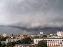 Проливен дъжд и градушка се изсипват над София