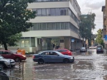 За няколко минути улиците в София се превърнаха в реки
