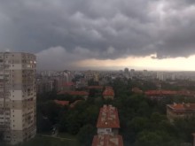 Бурята остави няколко столични квартала без електричество