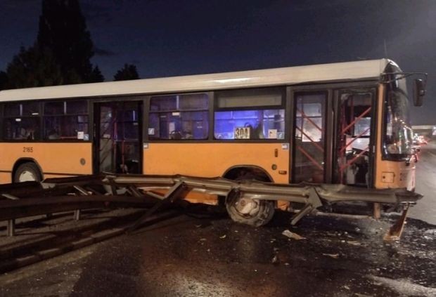 Автобус на градския транспорт катастрофира на "Цариградско шосе"