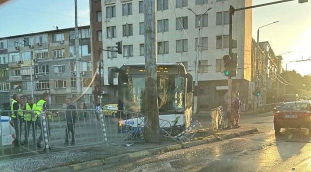 Автобус по линия 7 катастрофира рано тази сутрин на кръстовището
