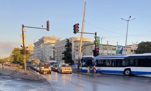 Автобус на градския транспорт катастрофира във Варна