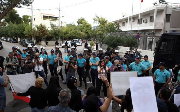 Няколко души са задържани при нов протест пред иранското посолство в Атина