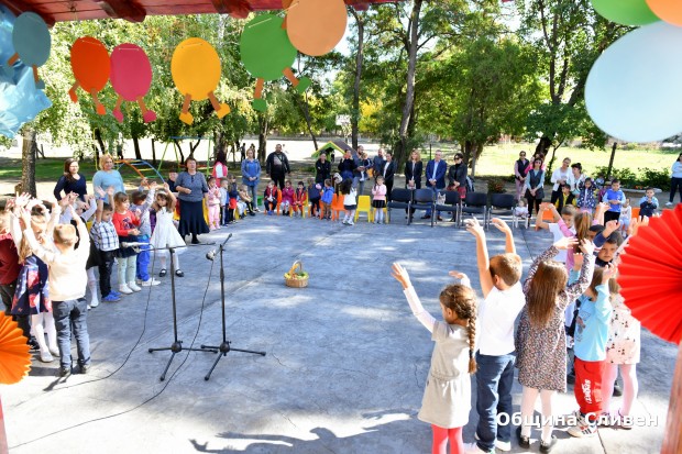 Детска градина "Здравец" в кв. "Речица" вече разполага с нова детска площадка