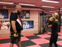 155 сантиметра, 45 килограма, изгрява на екрана и мачка в боксовата зала