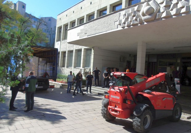 Под засилена охрана в Пловдив бяха получени хиляди бюлетини