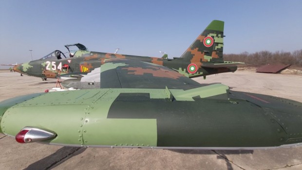 Военен самолет Су 25 се разби докато извършваше заход за кацане