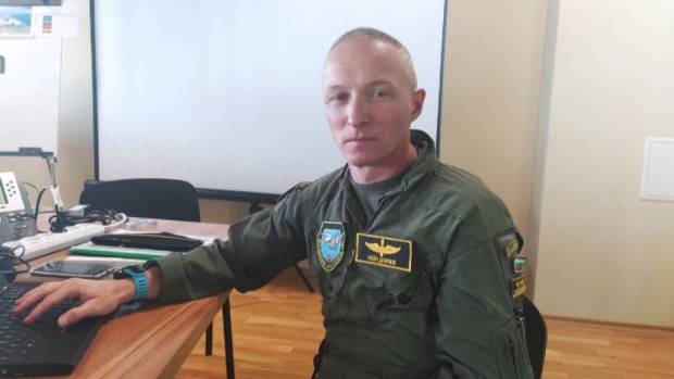 Пострадалият при разбиването на изтребител бомбардировач български пилот е в