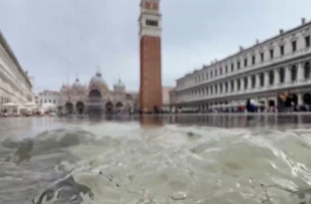 Емблематичният площад Сан Марко беше частично наводнен при необичайно високия