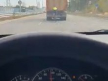 Емили Тротинетката си има последовател, мъж върти педалите като за световно