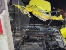 Такси с мигранти се заби в пункт за технически прегледи