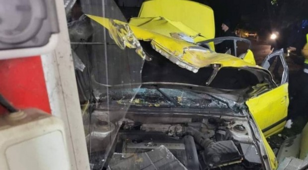 Кола с мигранти се заби в пункт за технически преглед