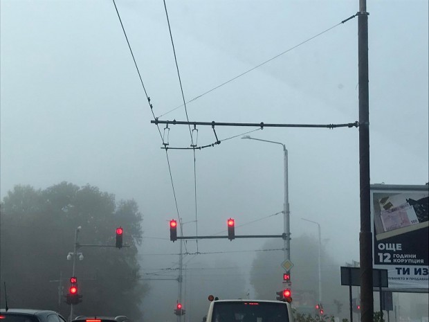 Гъста мъгла затрудни и без това натоварения трафик по основните