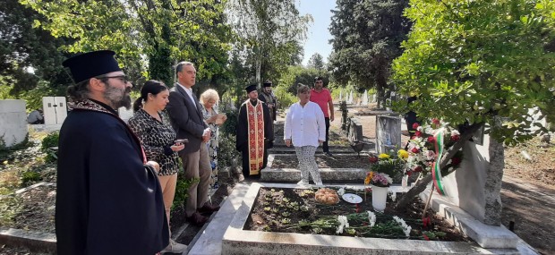 При гроба на Александър Георгиев – Коджакафалията в Траурния парк