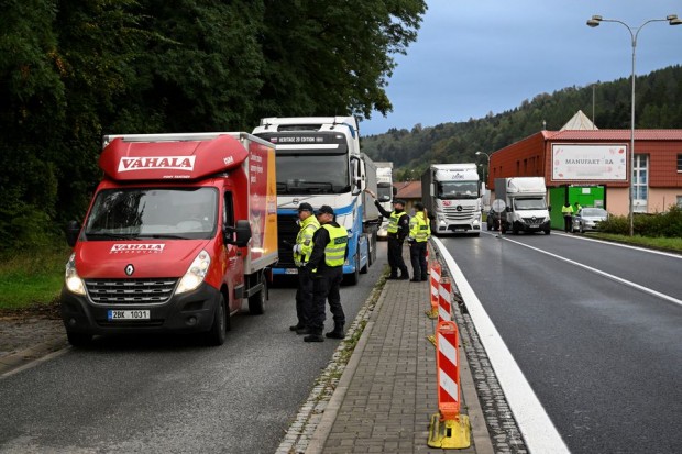 След възобновяване на проверките по границата: Чешката полиция задържа над 100 мигранти и деветима контрабандисти